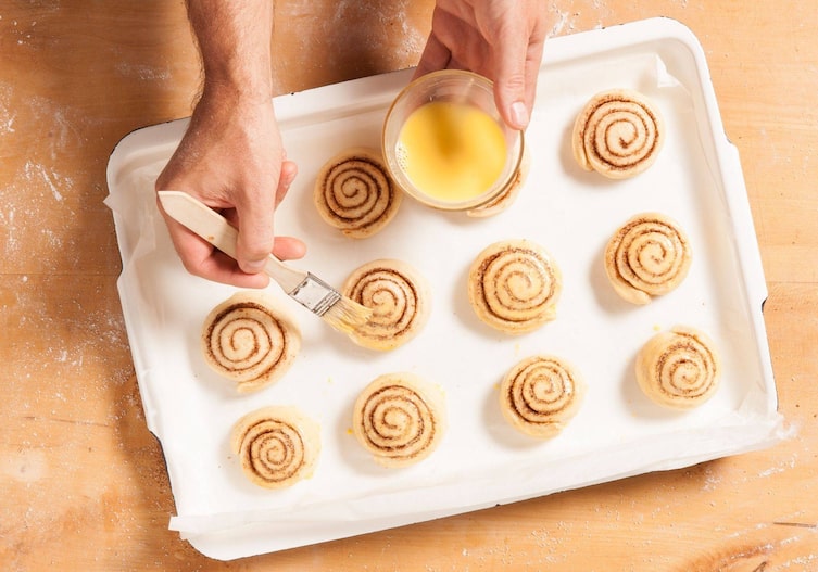 Zimtschnecken, Backblech, Pinsel, Dottermilch