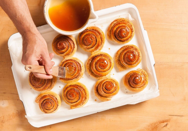 Zimtschnecken, Pinsel, Backblech