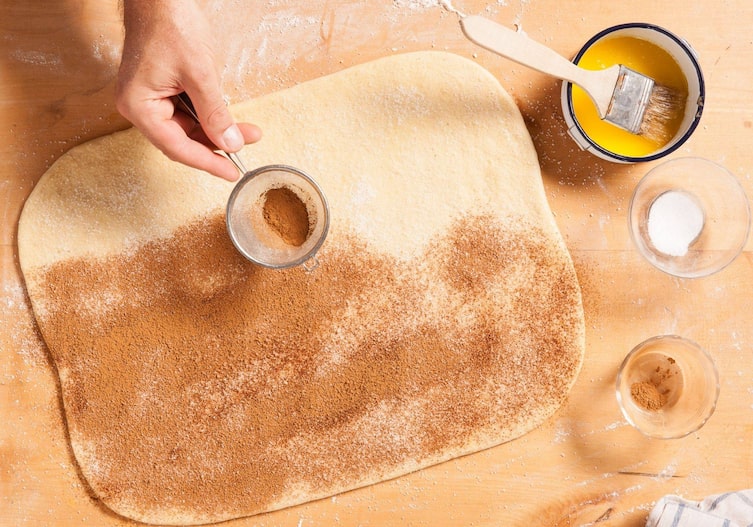 Zimtschnecken, Teig, Sieb, Zimt, Butter, Pinsel