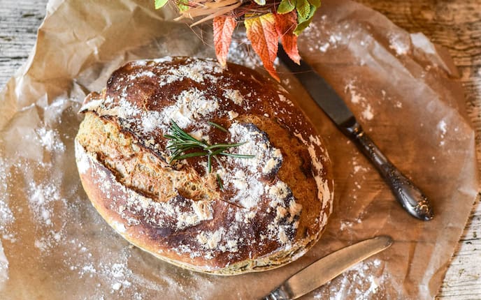 Backpapier, Brot, Blume, Messer, Rosmarin, Holztisch