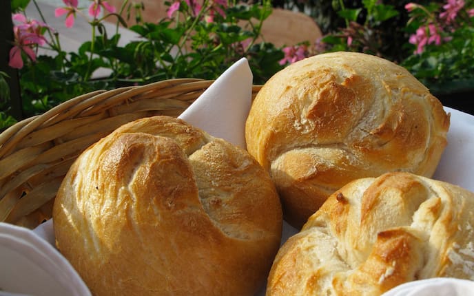 Original Wachauer Laberl, Brotkörbchen, Blumen, Serviette