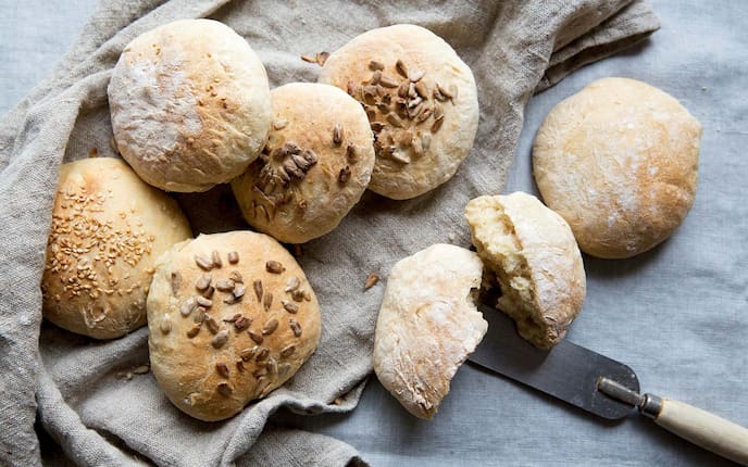 Dinkelweckerl, Leinentuch, Körner, Sesam, Küchenpalette