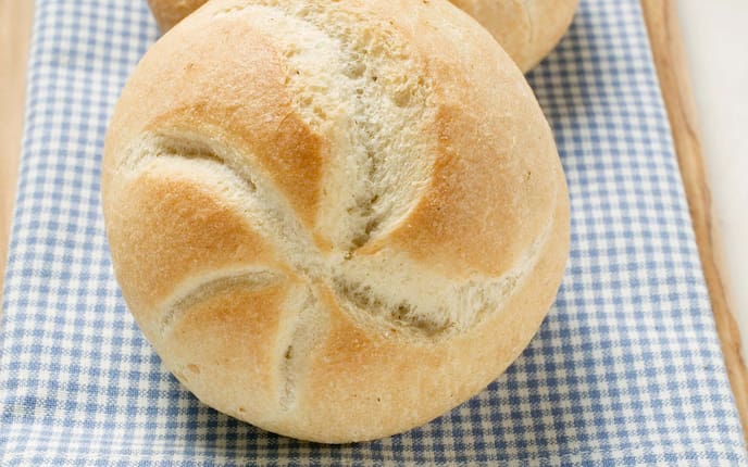 Selbstgemachte Kaisersemmel, Serviette, Holztisch