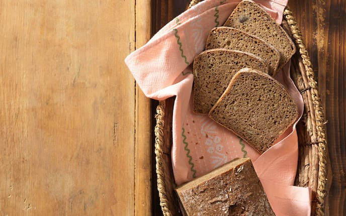 Brotkorb, Champagnerroggenbrot, Holzbrett