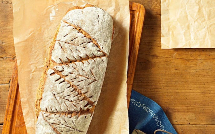 Dinkelwecken, Brot, Brot backen, selber backen, Holzbrett, Papier, Stoffserviette, Rezept