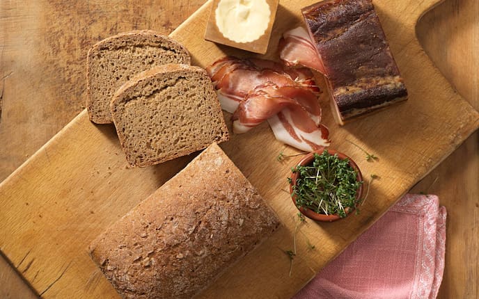 Speck, Butter, Einkornbrot, Krässe, Holzbrett