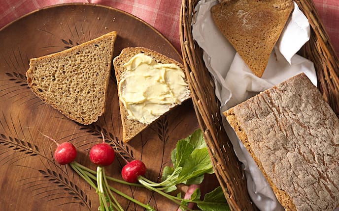 Kartoffelbrot, Radieschen, Butter, Brotkorb