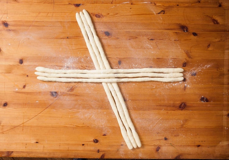 Germteig, Stränge, Mehl, Tisch