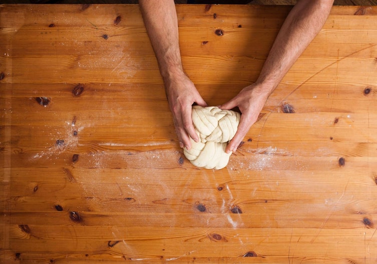 Brotkugel, Germteig, geflochten, Hände