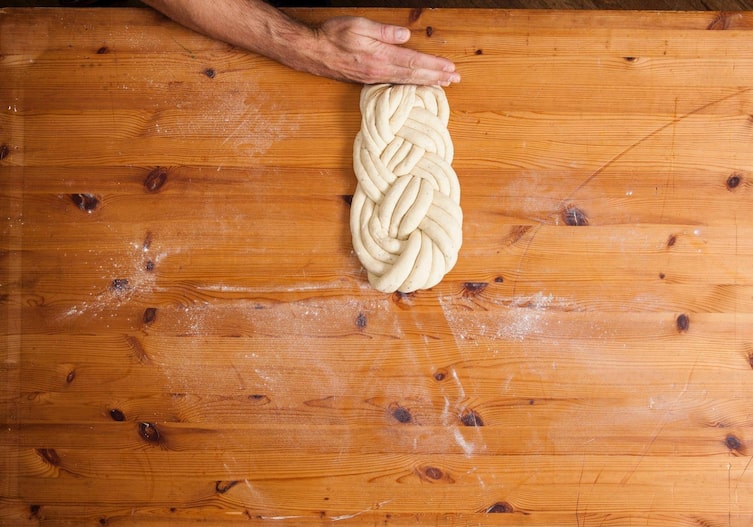 Geflochtener Teig, Hand, Mehl, Tisch