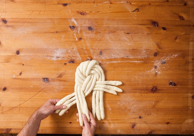 Germteig, flechten, Hände, Mehl, Tisch