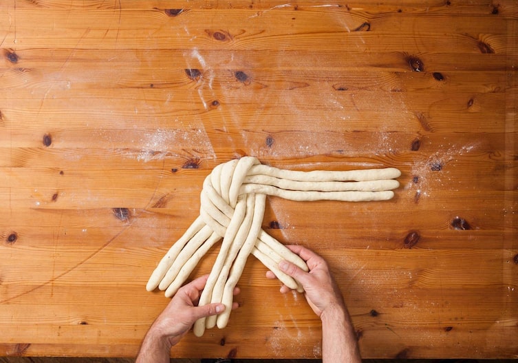 Germteigstränge, Mehl, flechten, Hände