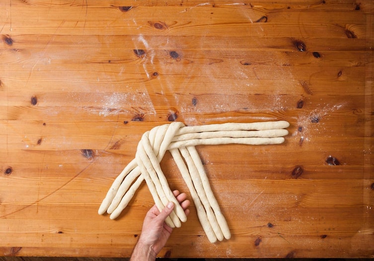 Germteigstränge, Tisch, Hand, Mehl