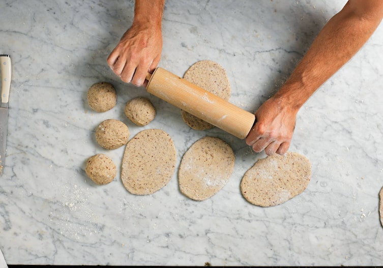 Nudelholz, Messer, Fladen, Teig, Hände