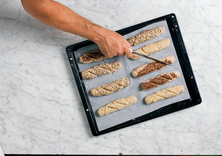 Messer, Backblech, Kornspitz, Backpapier, Hand