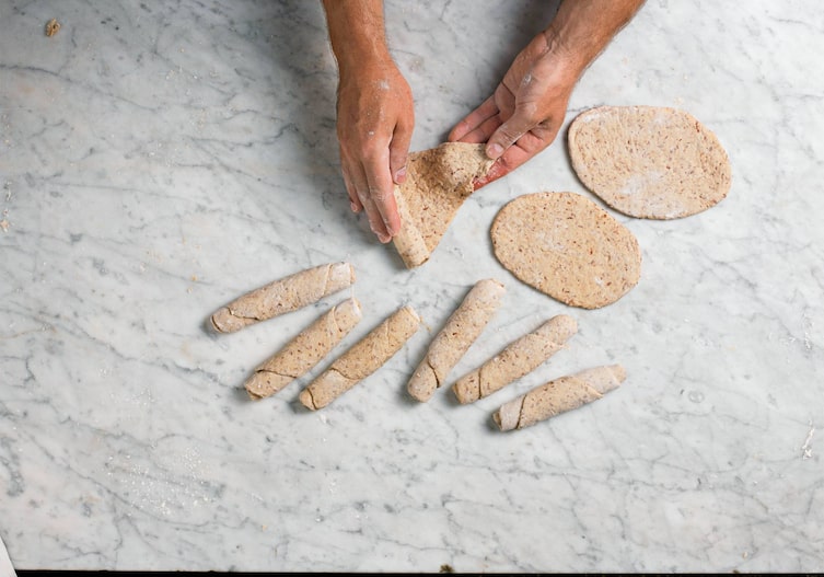 Stangerl, Kornspitz, Hände, Fladen