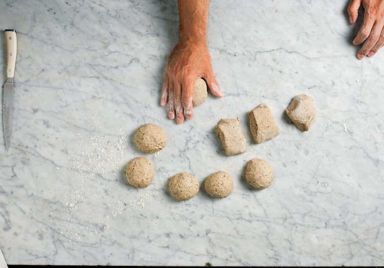 Teig, Messer, Hände, Kugeln