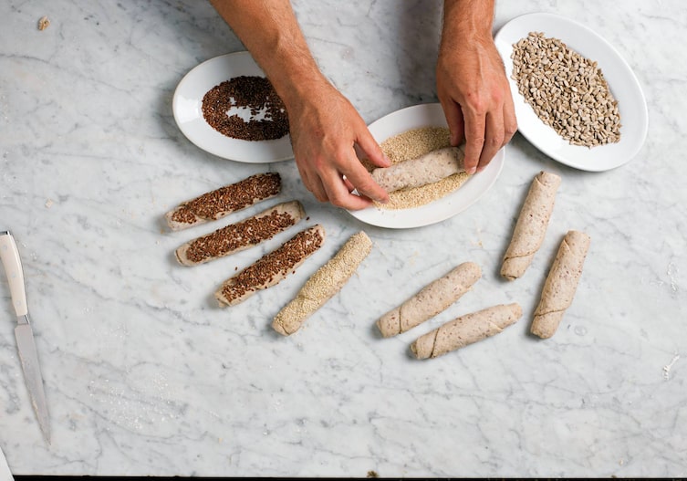 Leinsamen, Sonnenblumenkerne, Sesam, Schüsseln, Messer, Hände, Kornspitz