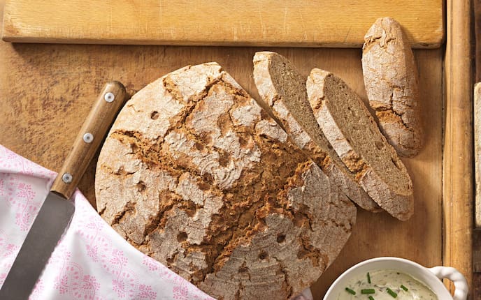 Brotmesser, Kräuteraufstrich, Brot, Holzbrett, Geschirrtuch