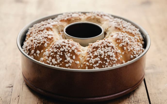 Brioche, Briochekranz, Backform, Hagelzucker, Holztisch