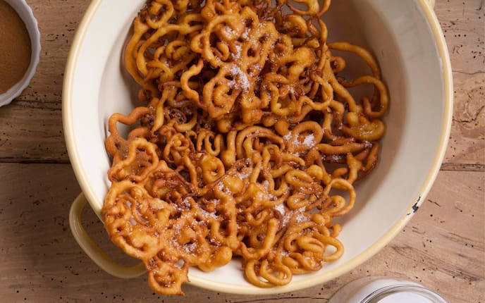 Kirtagsflecken, Zucker, Schüssel, Holztisch