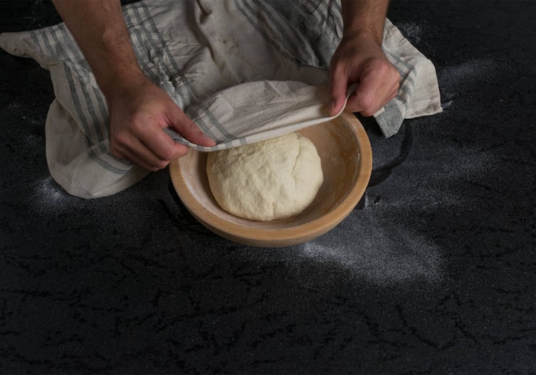 Geschirrtuch, Holzschüssel, Wurzelbrotteig, Mehl