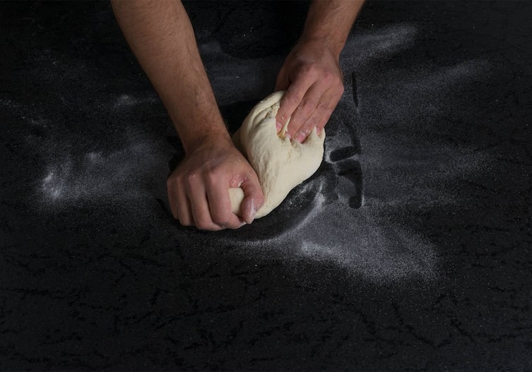 Hände, Wurzelbrotteig, Mehl