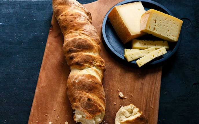 Wurzelbrot, Brett, Käse, Teller