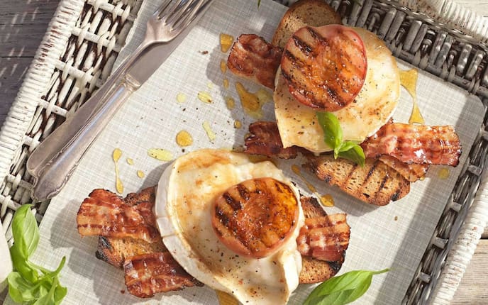 Pfirsiche, Weingartenpfirsiche, Ziegenkäse, Vollkornbrot, Speck, Tablett, Besteck, Basilikum