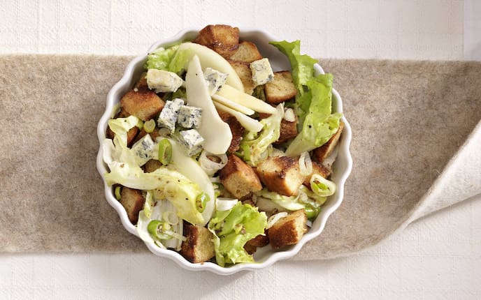 Brotsalat mit Blauschimmelkäse (Bild: Eisenhut & Mayer)