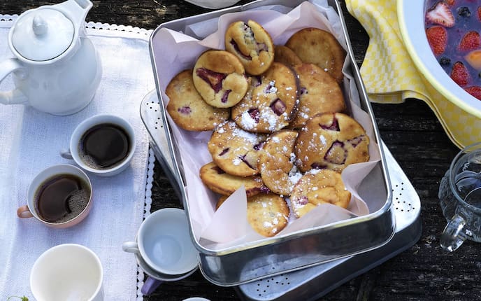 Buttermilch-Dalken mit Gartenbeeren (Bild: Eisenhut & Mayer)
