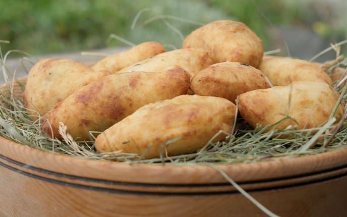 Pustertaler Cajinci Artis auf einem Bett aus duftendem Heu, Paula kocht – Pustertaler Bergküche