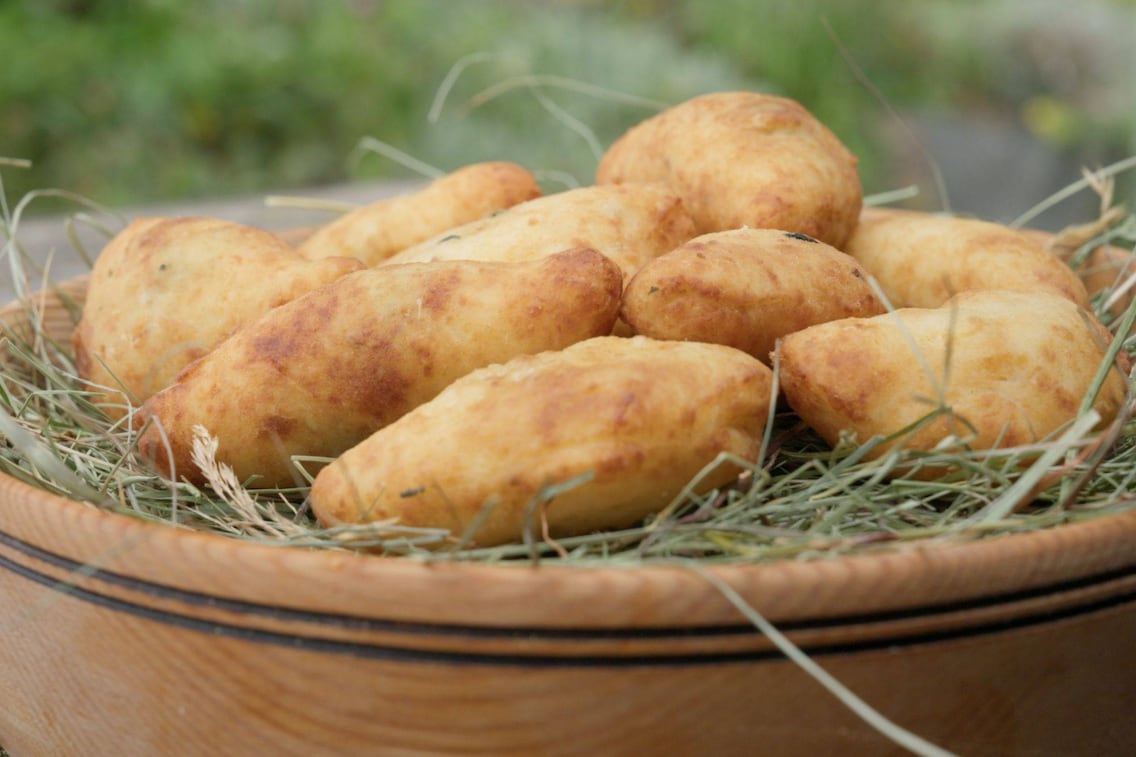 Pustertaler Cajinci Artis auf einem Bett aus duftendem Heu, Paula kocht – Pustertaler Bergküche