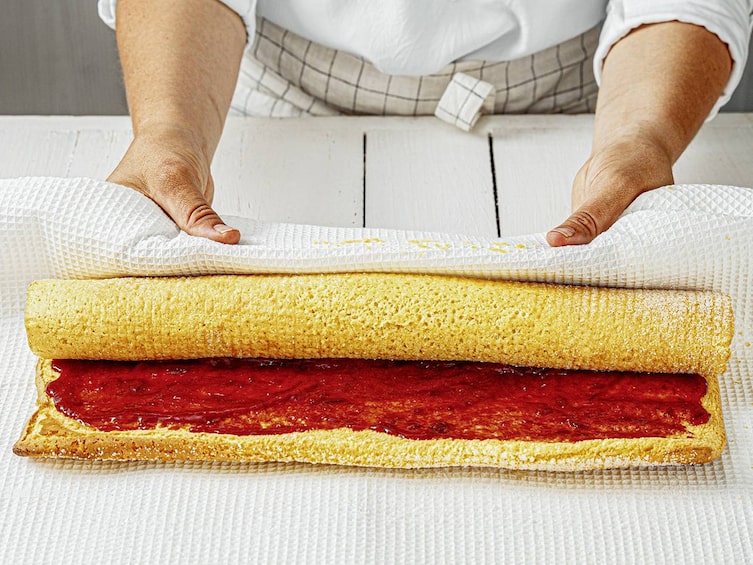 Biskuitroulade, einrollen, Himbeermarmelade