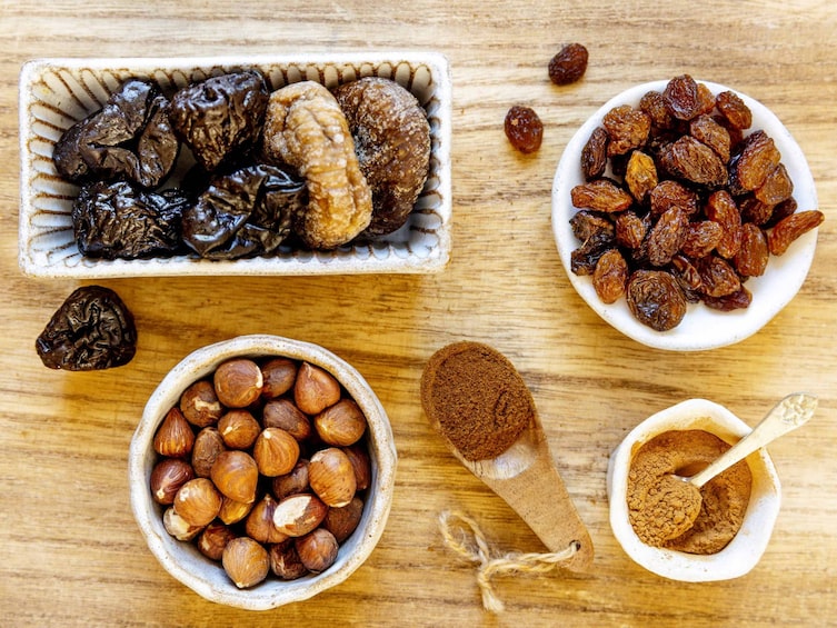 Zutaten Früchtebrot, Datteln, Nüsse, Gewürze, Rosinen