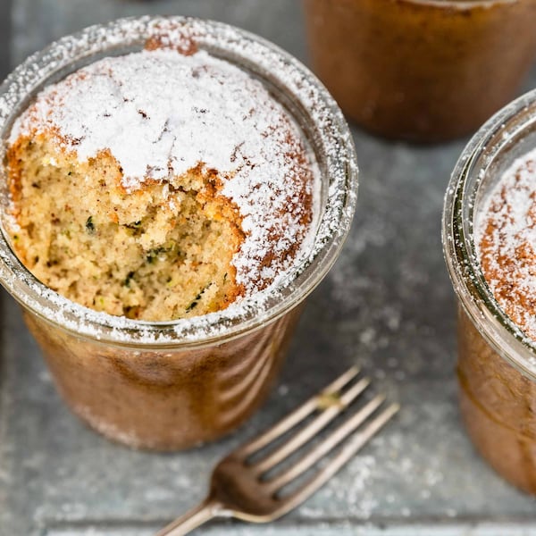 Zucchinikuchen im Glas, Puderzucker, Kuchen, Gabel, Rezept