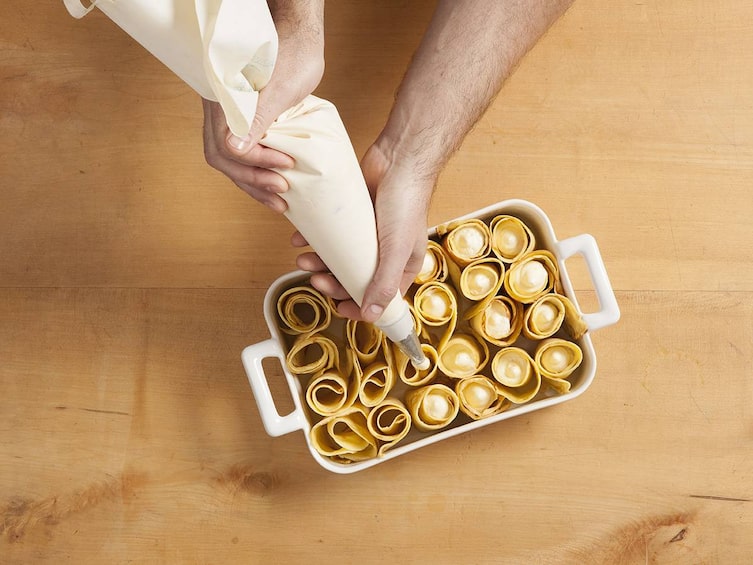 Topfenpalatschinken, Spritzsack, Auflaufform