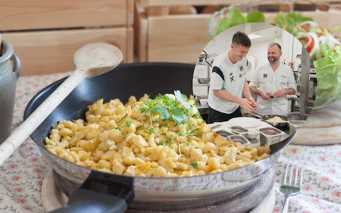 Fritz und Michael Gregoritsch bereiten gut gelaunt gschmackige Eiernockerl zu.