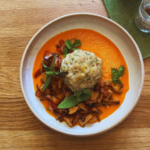 Eierschwammerlgulasch, Pfifferlinggulasch, Semmelknödel, frische Kräuter