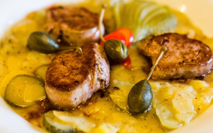 Eingebrannte Erdäpfel mit Schweinslungenbraten und Essigkarpern (Foto: Michael Reidinger)