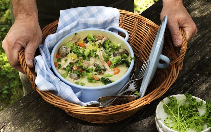 Scharfes Huhn mit Äpfeln und Rosengelee (Bild: Eisenhut & Mayer)