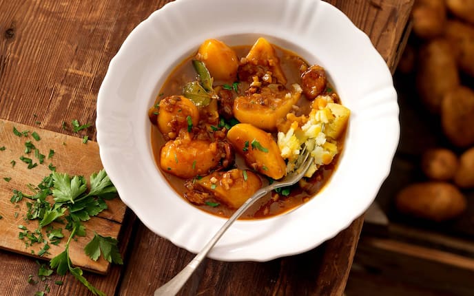 Rezept Tiroler Erdäpfelgulasch (Bild: Eisenhut & Mayer)