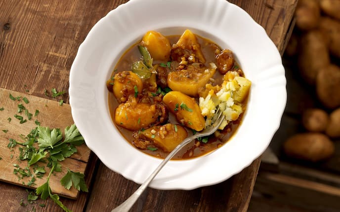 Erdäpfelgulasch mit Leberkäse (Bild: Eisenhut & Mayer)
