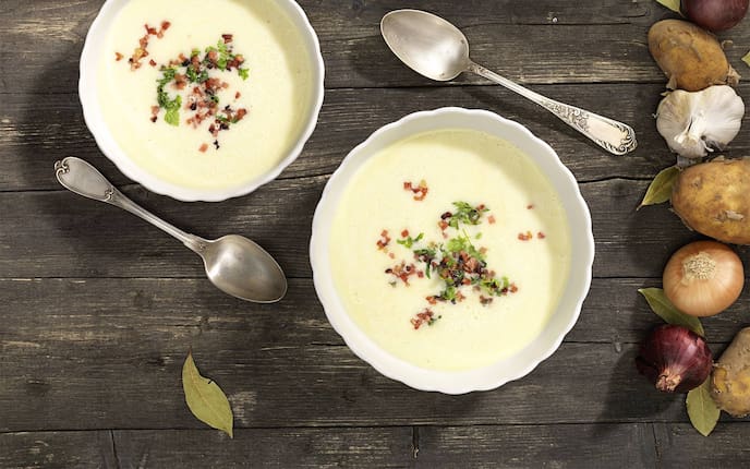 Kartoffel, rote Zwiebel, gelbe Zwiebel, Lorbeerblatt, Speckwürfel, Erdäpfel, Erdäpfelsuppe, Suppenlöffel, Kräuter