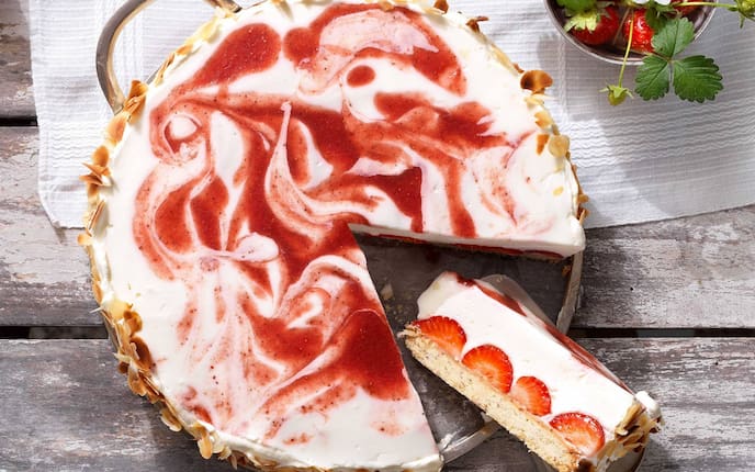 Erdbeertorte mit Schafmilchjoghurt (Bild: Eisenhut & Mayer), Servus, Rezept