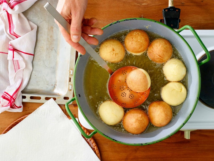 Faschingskrapfem im heißen Fett, Loschöpfer, Kupferschöpfer, Krapfen backen