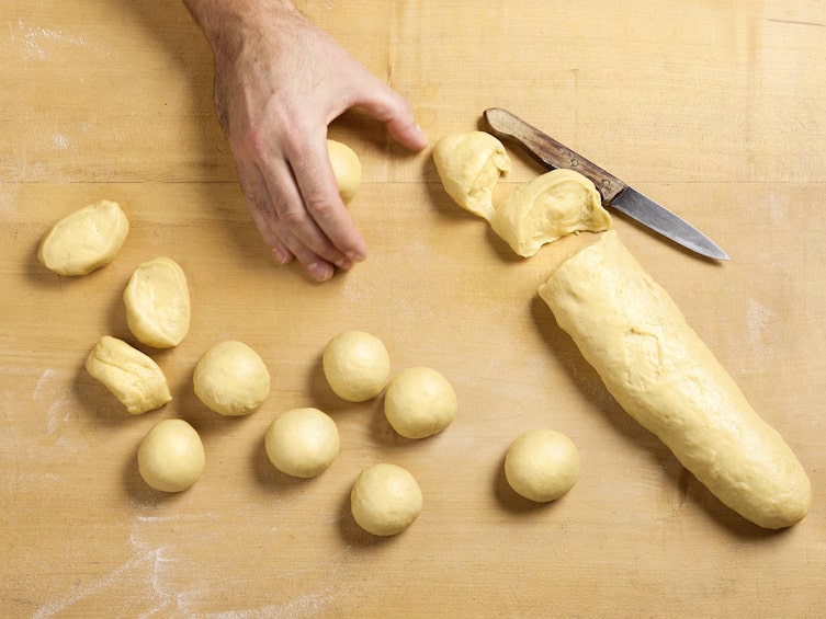 Krapfen schleifen, Germteig-Kugeln, Krapfen backen, Krapfe-Rezept