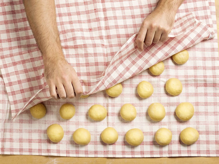 Krapfen gehen lassen (Bild: EIsenhut & Mayer)