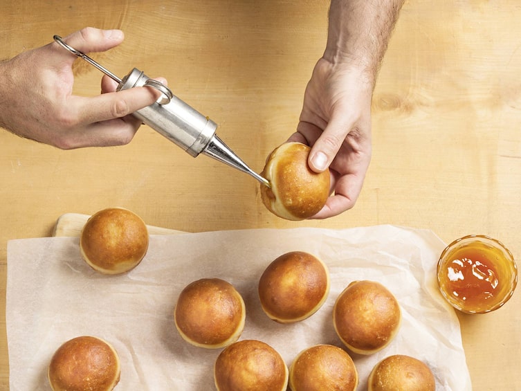 Krapfen füllen, Krapfen mit Spritze füllen, Marillenmarmelade, Faschingskrapfen