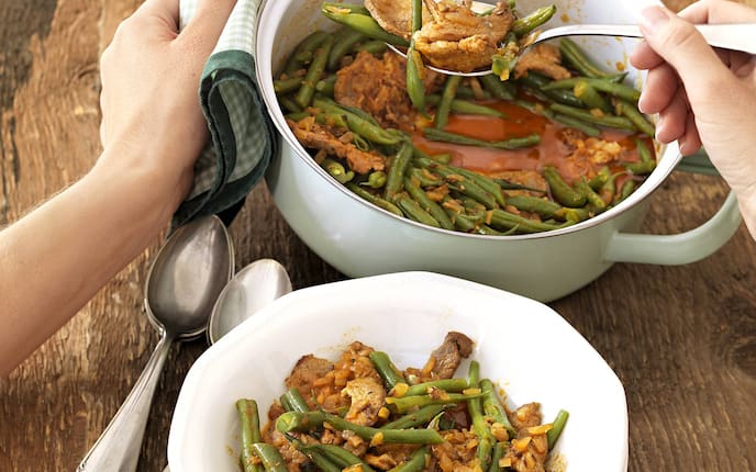 Fisolenfleisch, Eintopf, Fleisch, Schweinefleisch, Fisolen, grüne Bohnen, Saft, Topf, Löffel, Teller, Servus Rezept